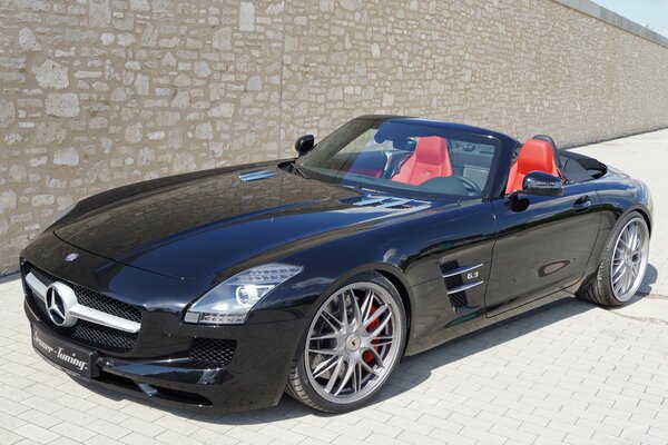 Mercedes-benz sur fond de mur de briques