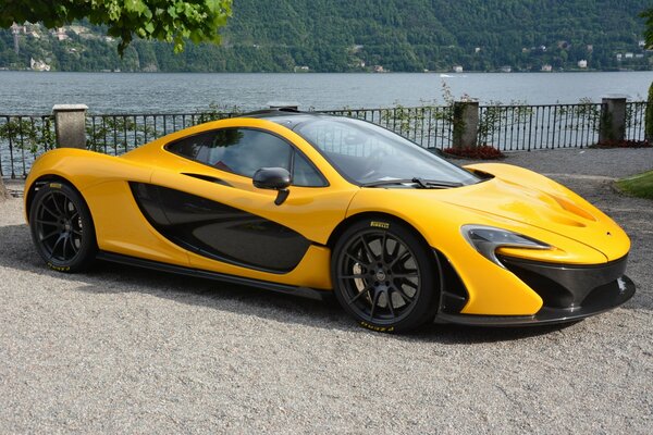 Żółty sportowy supersamochód mclaren p1