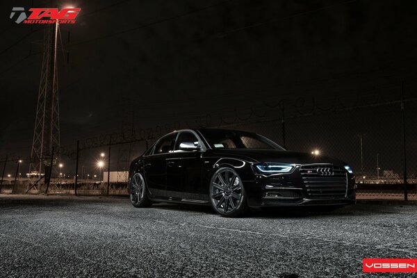 Audi C4 messa a punto nera in luce scura