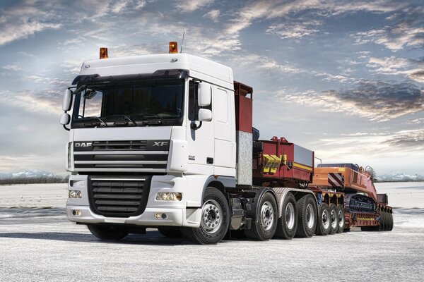 Riesiger LKW mit weißem Cockpit