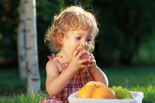 Ragazza nella foresta mangia mela