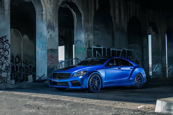 Widok Z Boku Na Mercedes benz cls500