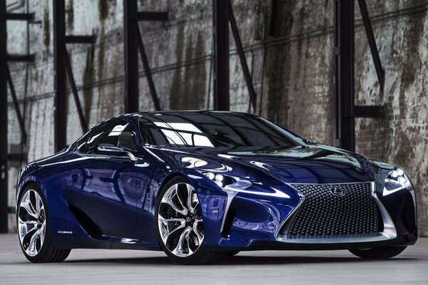 Lexus blu su sfondo muro