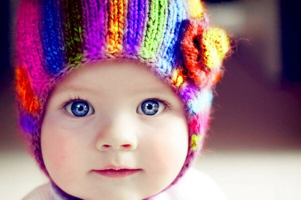 Ojos azules del bebé lindo
