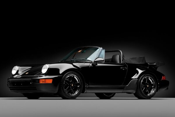 Porsche von 1992, der schwarz wird