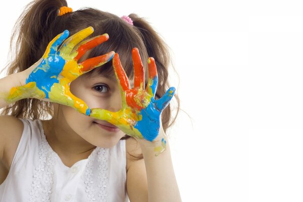 Mains dans la peinture de l enfant sur fond blanc