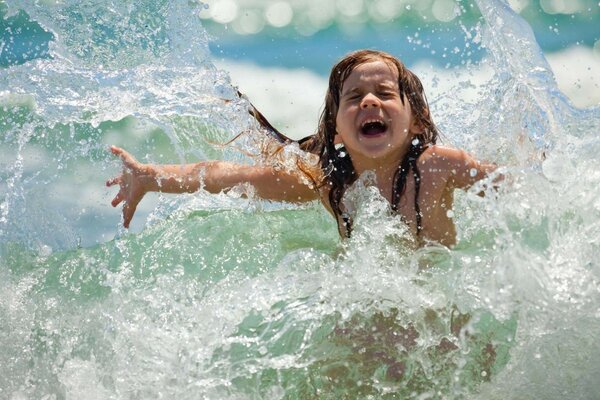 Das Kind ist begeistert vom Schwimmen im Meer