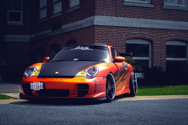 Porsche naranja con capucha de carbón negro