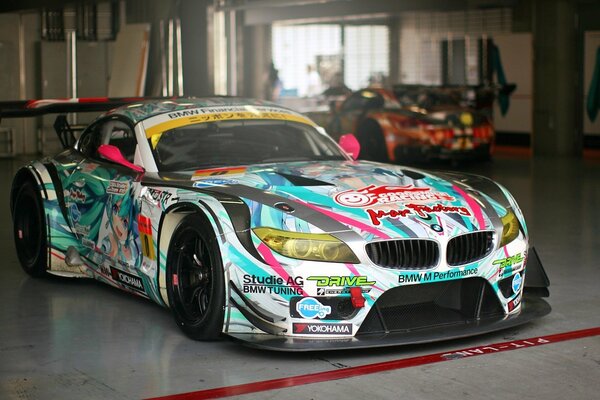 Voiture de course multicolore dans le garage