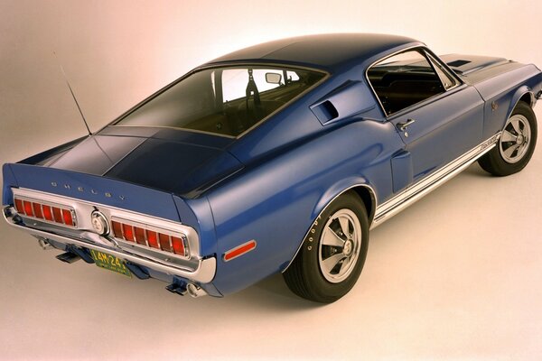Ford Mustang Shelby oil car nei colori blu