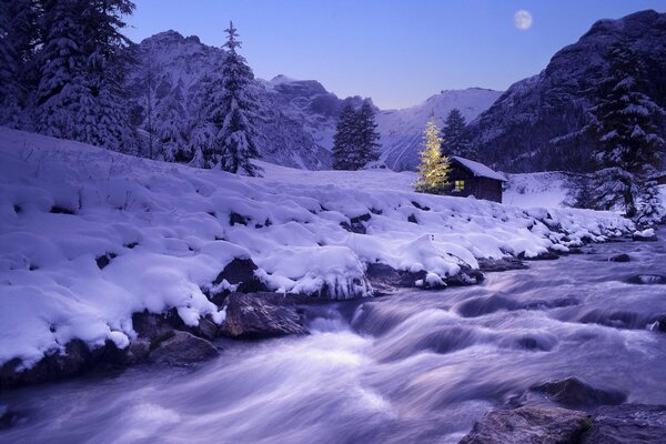 Paysage hivernal. La rivière était recouverte de neige