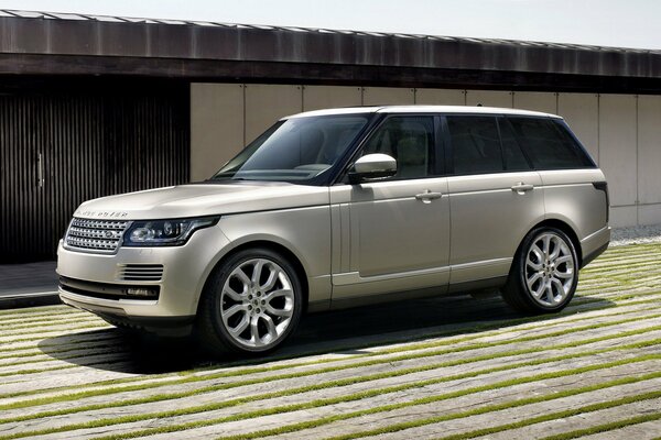 Voiture range rover à côté de la maison