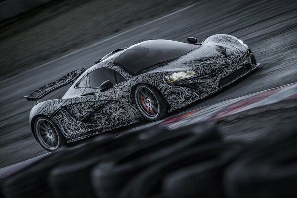 Supercar McLaren p1 nero con aerografo bianco