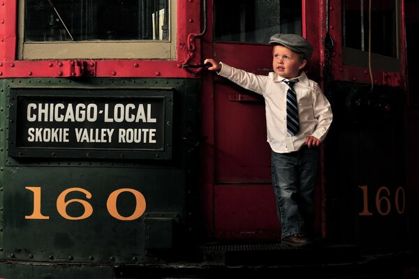 Niño caballero parado junto al tren