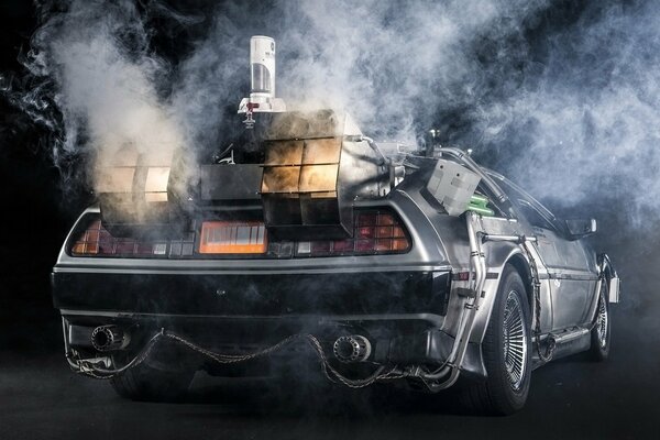 DeLorean in fumo da ritorno al futuro