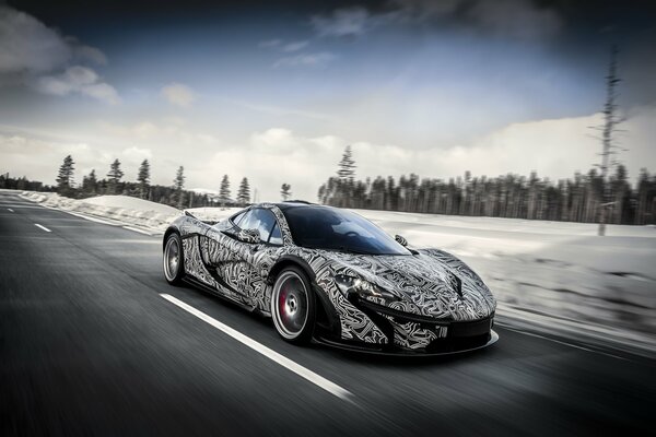 McLaren p1 en el circuito de invierno