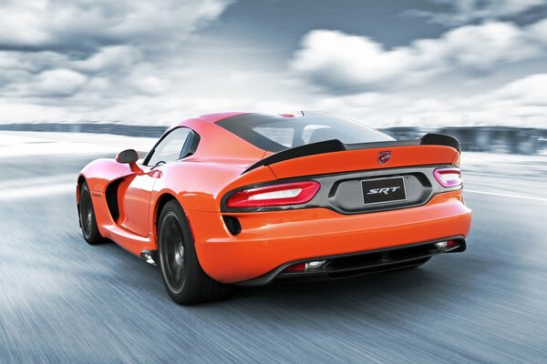 Arancione Dodge Viper su uno sfondo di nuvole