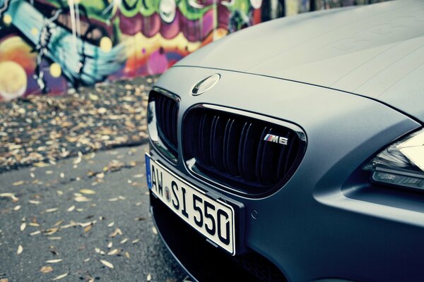 Voiture BMW sur fond de graffiti