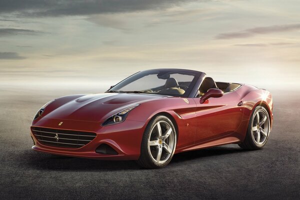 Auto sportiva di lusso di colore rosso su uno sfondo di cielo nebbioso. Elegante ferrari rossa su sfondo grigio nebbioso