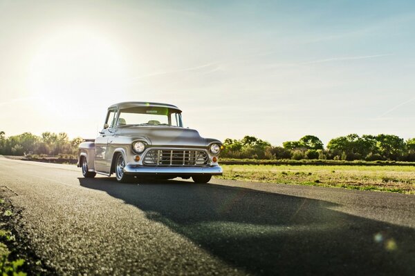 Automobile classica di Chevrolet che guida sulla strada