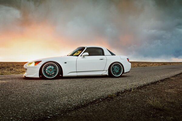 El honda S2000 blanco está en la carretera