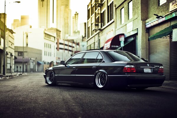 BMW negro estacionado en la calle