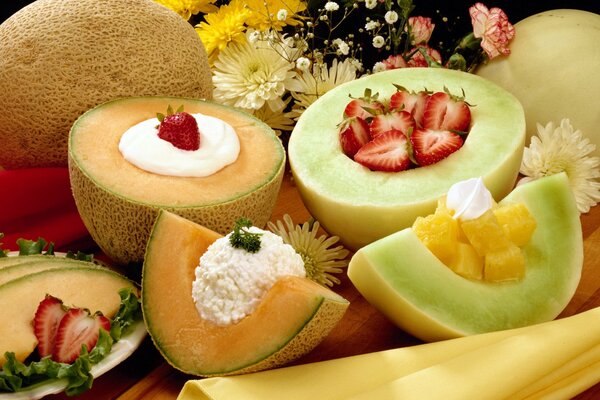 Postre de frutas en melones en lugar de plato