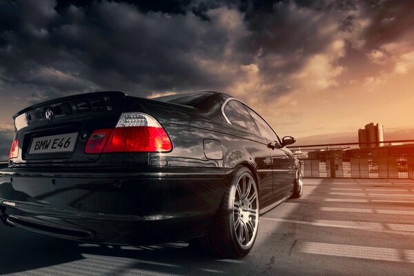 Schwarzes BMW-Auto bei Sonnenuntergang