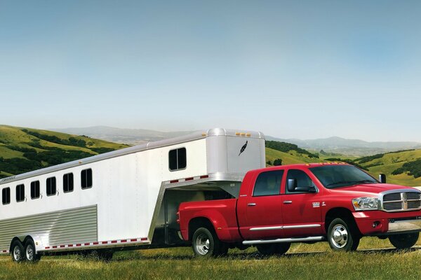 Camioneta Dodge en medio de las montañas