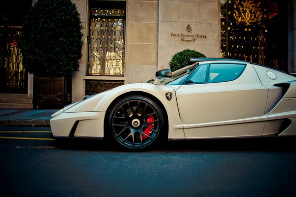 Ein weißer, steiler Ferrari ist in der Nähe des Hotels abgestellt