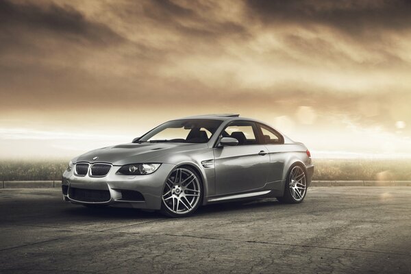 Bmw M3 grigio sotto il cielo dell Apocalisse