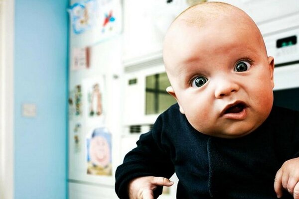 Petit enfant avec des grimaces drôles