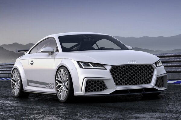 Coche Audi TT Quattro blanco en la pista