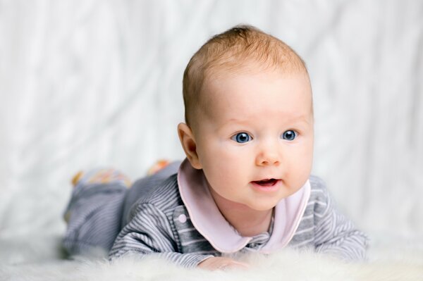 Kleines Baby mit blauen Augen