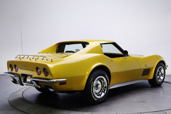 Chevrolet a due porte gialla con ruote fredde