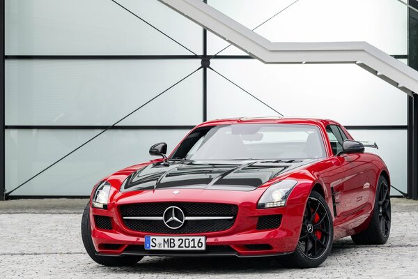 Auto sportiva di marca Mercedes di colore rosso e nero