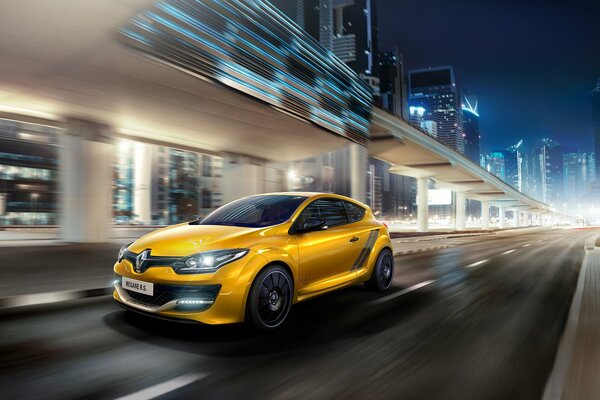Żółte Renault Megan ściga się po nocnym mieście