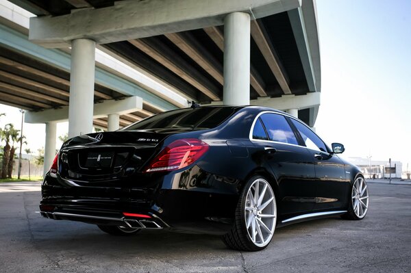 Schwarz getunte mercedes s63 amg Sportsessel