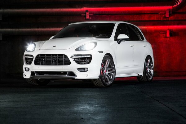 Blanc porsche vorsteiner dans le garage souterrain