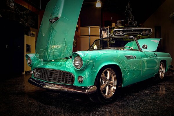Vintage retro coche jade sombra en el garaje
