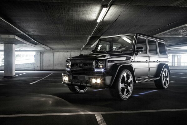 Mercedes Benz dans un parking souterrain en gris