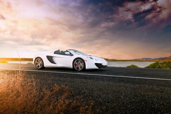 Supercar McLaren bianca sulla strada