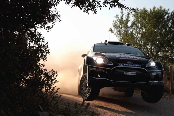 Une voiture de sport Ford Fiesta roule sur la route