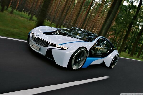 L auto elettrica bianca cavalca l asfalto perfetto