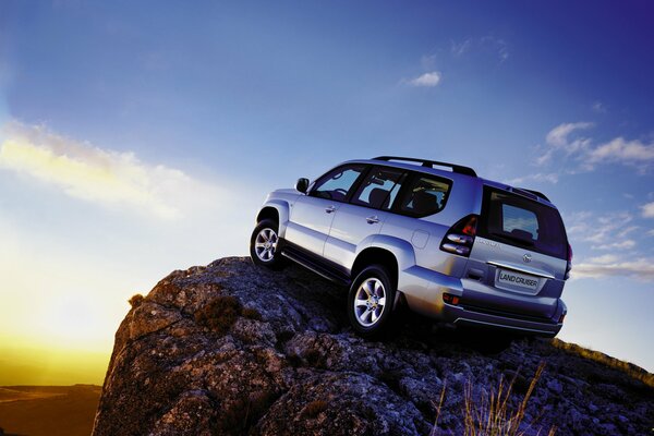 Il SUV Toyota Land krooner si arrampica su un pendio più alto