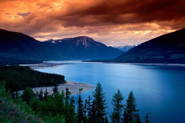 Lago Blu circondato da montagne al tramonto