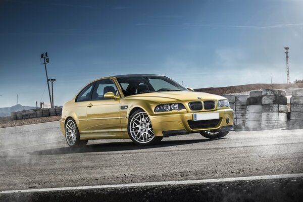 BMW E46 en color dorado en la pista