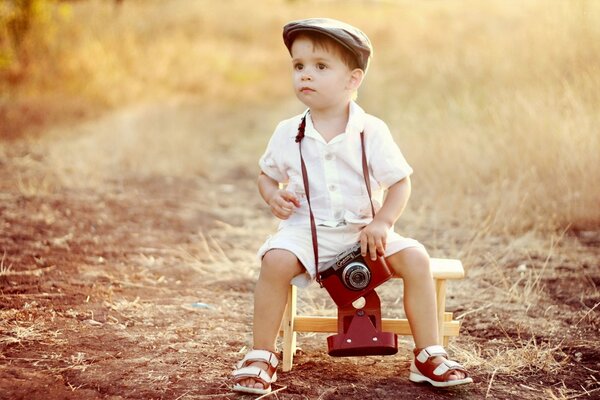 Garçon en uniforme assis sur une chaise haute