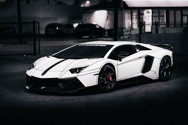 Car tuning bel colore bianco