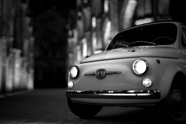 Voiture rétro Fiat 500 en noir et blanc